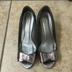 Like new Avenue dark silver heels size 8
